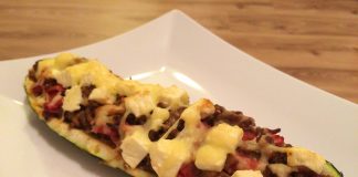 So lecker geht Low Carb: Gefüllte Zucchini mit Hackfleisch und Feta