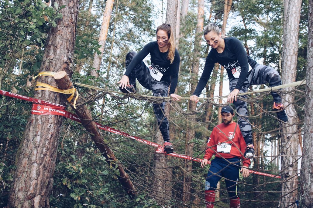 Fitnessblog.de bei einem Hindernis vom Runterra Hindernislauf 2018